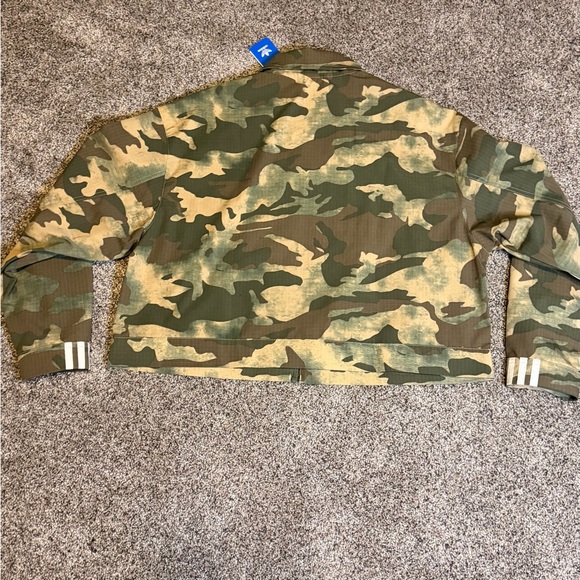 NWT - Adidas Originals Women's Camo Cropped Jacket - Picture 12 of 12